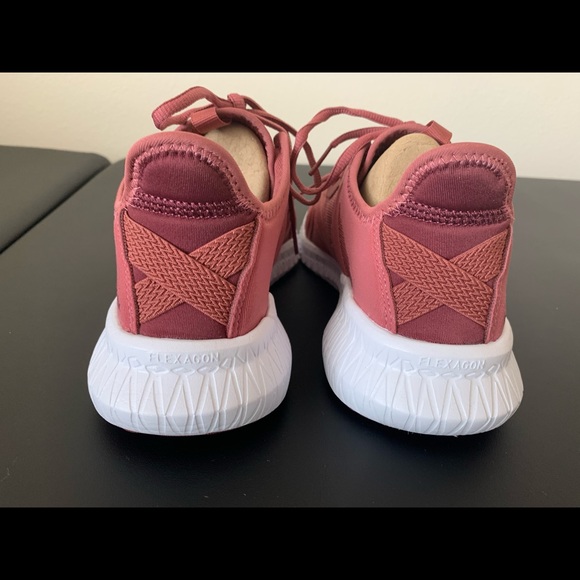 SOLD Size 8 Reebok Lightweight Training Shoes - Picture 3 of 13